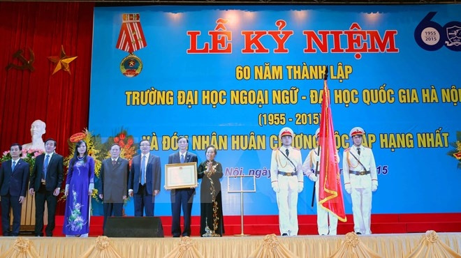 越南河内国家大学下属外国语大学荣获一级独立勋章。（图片来源：越通社）