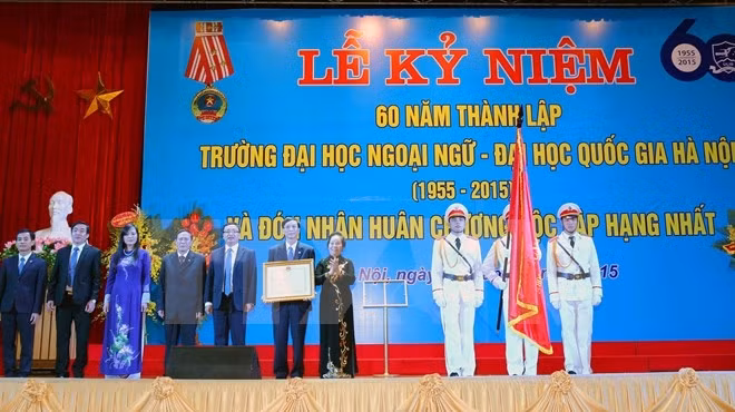 越南河内国家大学下属外国语大学荣获一级独立勋章。（图片来源：越通社）
