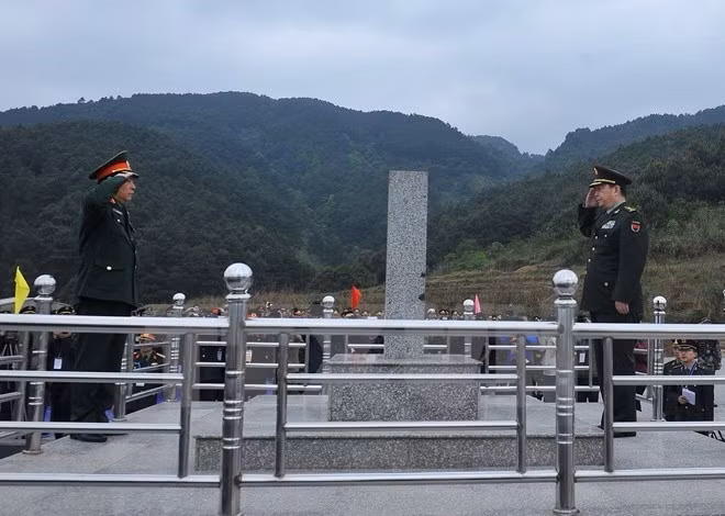 两国国防部长在芝麻口岸向1223号界碑敬礼（图片来源：越通社）