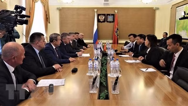 吴德孟大使与布良斯克州州长亚历山大-博格麦兹举行工作会议。（图片来源：越通社）