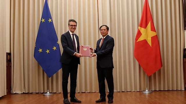 通知函移交仪式。（图片来源：越通社）