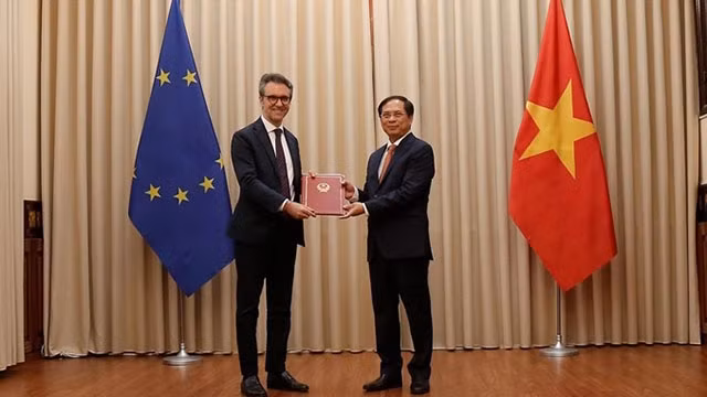 通知函移交仪式。（图片来源：越通社）