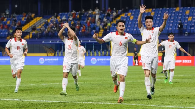 越南球员庆祝进球。