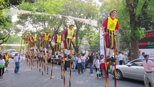 比利时踩高跷艺术团在黎利街演出。（图片来源：旅游报）