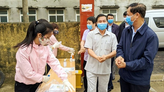 海防市人民委员会主席阮文松15日视察吉海县防疫工作。