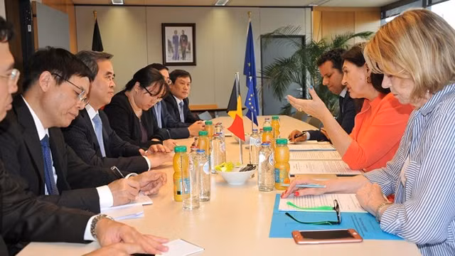 阮文平部长（右）会见比利时能源环境与可持续发展部玛丽-克里斯汀·马格姆。（图片来源：越通社）