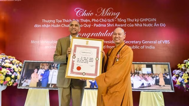 印度驻越大使帕尔瓦塔纳尼•哈里什向释德善尚座授予勋章及证书。（图片来源：民智报）