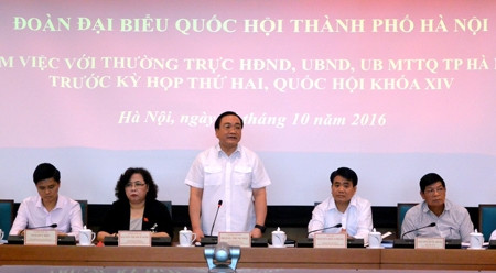 黄忠海市委书记在会上发表讲话。
