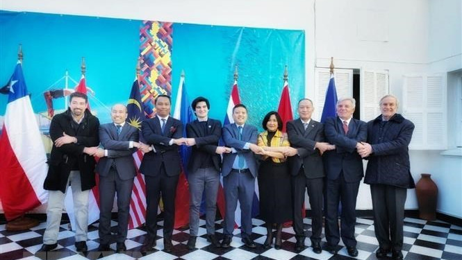 各国外交代表机构合影。（图片来源：越通社）