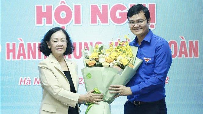 张氏梅部长送鲜花祝贺新任共青团中央第一书记裴光辉。（图片来源：越通社）