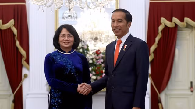 越南国家副主席邓氏玉盛与印尼总统佐科•维多多握手。