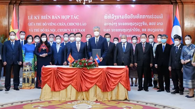 双方在合作谅解备忘录签字仪式上合影。