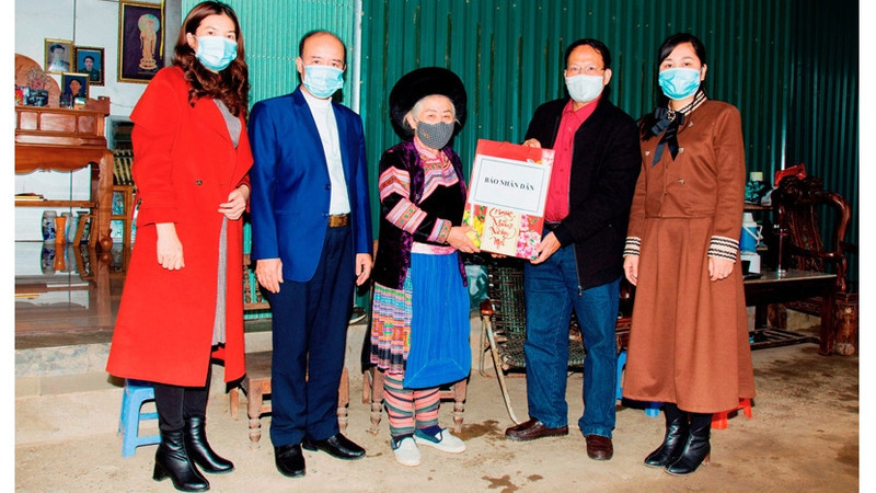 《人民报》社驻老街省代表向老街市北强坊赫蒙族越南英雄母亲李塞赛赠送春节礼物。