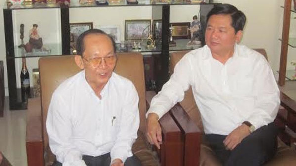 丁罗升同志和陈东阿教授。（图片来源：人民报网）