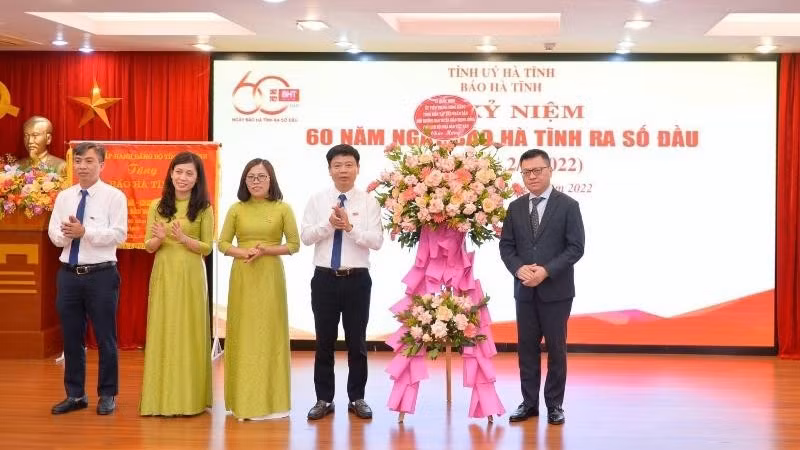 黎国明同志送花祝贺《河静报》社。