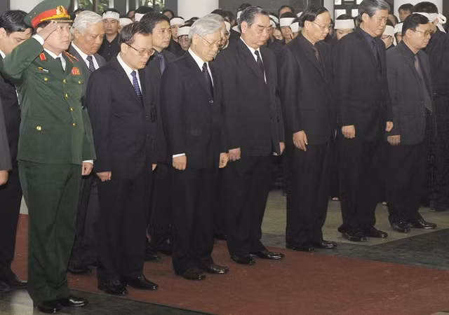 阮富仲总书记率越共中央代表团前来吊唁。 (Photo: 维灵 摄)