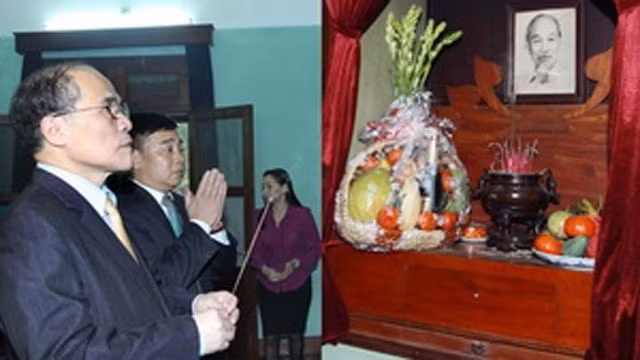 国会主席阮生雄在胡伯伯供台前敬香。