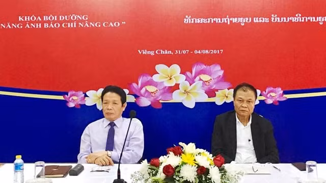 黄永宝副部长和老挝新闻文化旅游部副部长沙万昆·拉萨蒙迪。（图片来源：越南驻老挝大使馆提供）