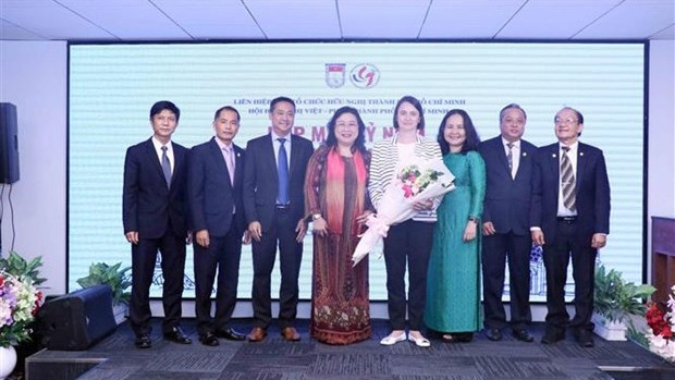双方代表合影。（图片来源：越通社）