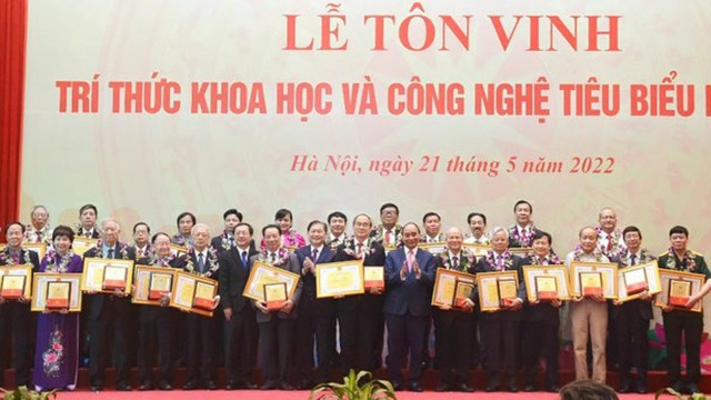 国家主席与科技知识份子代表合影。（图片来源：VGP）