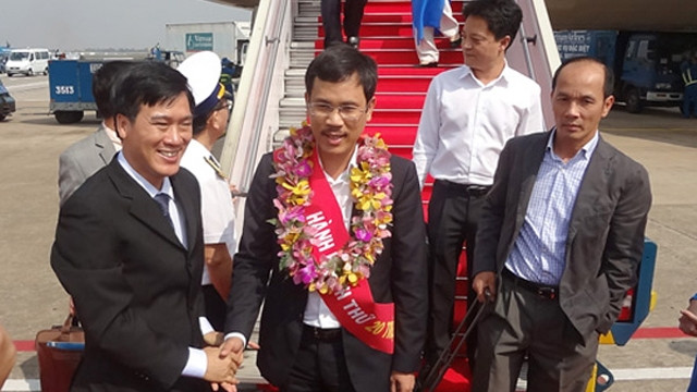 幸运成为新山一机场2013年第2000万名乘客的邓永何先生。