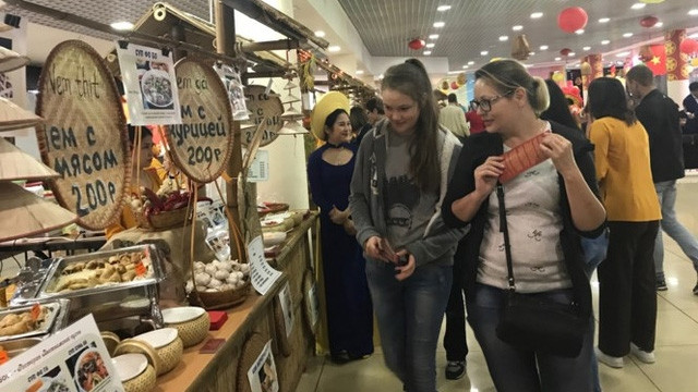 越南街头美食文化节吸引众多游客前来参观品尝。