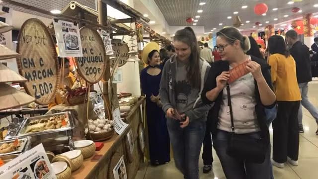 越南街头美食文化节吸引众多游客前来参观品尝。