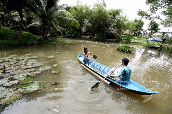 平美生态旅游区内划船。（图片来源：《越南画报》）