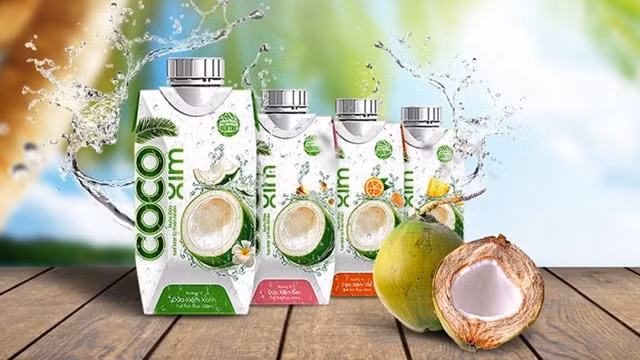 越南槟椥进出口股份公司的“Cocoxim”品牌罐装纯椰子水。