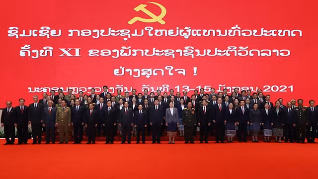 老挝人民革命党第十一届中央委员会合影。