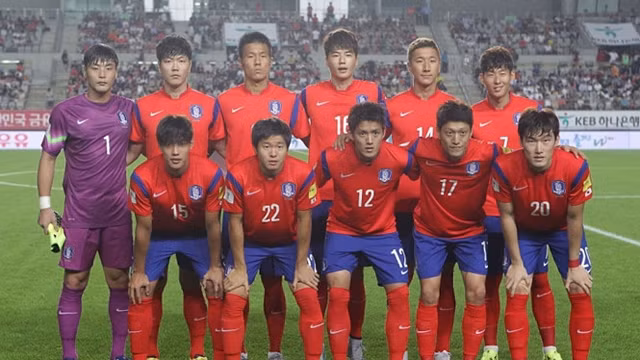 韩国足球队合影。