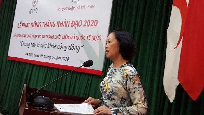 张氏梅同志发表讲话。