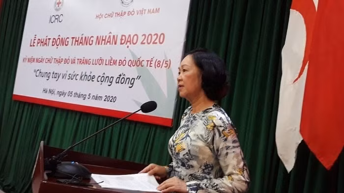 张氏梅同志发表讲话。