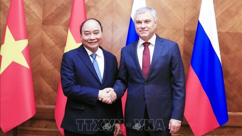 越南国家主席阮春福会见俄罗斯国家杜马主席沃洛金。（图片来源：越通社）