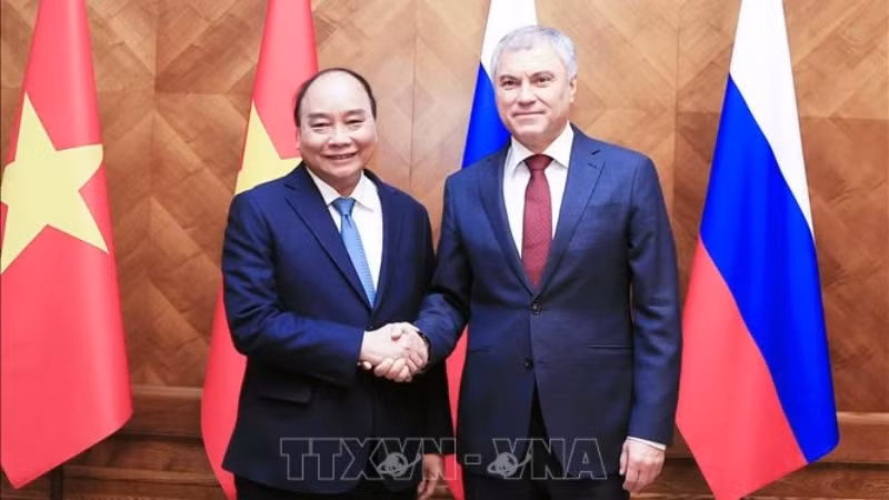 越南国家主席阮春福会见俄罗斯国家杜马主席沃洛金。（图片来源：越通社）