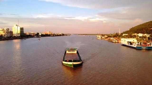 图：流入河仙海口的江城河。何红河 摄