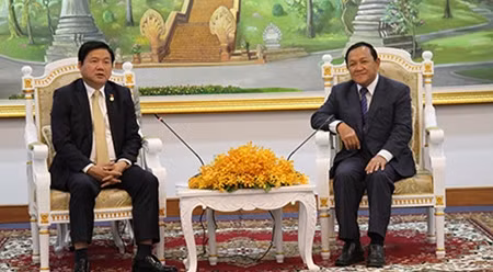 丁罗升同志与巴速杰旺市长举行会谈。（图片来源：VOV）