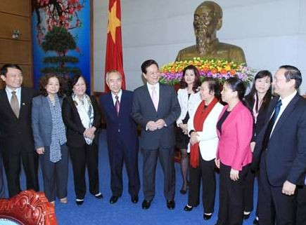 政府总理阮晋勇与与会者。 (Photo: 图片来源：人民报网)