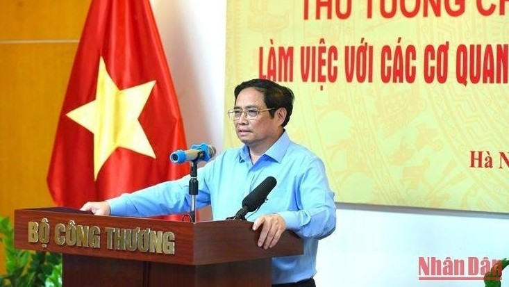 范明正总理在会议上发言。