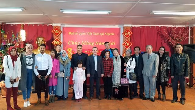 旅居阿尔及利亚越南人代表合影。（图片来源：越通社）