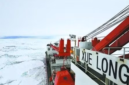 中国的“雪龙”号自己也被困在冰层中。