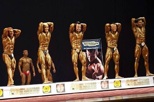 陈黄唯福（右二）在男子健体65公斤级获得金牌。