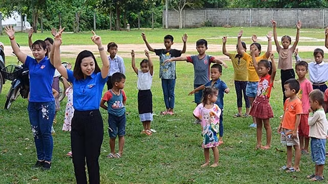河内青年志愿者教地方青少年跳舞。