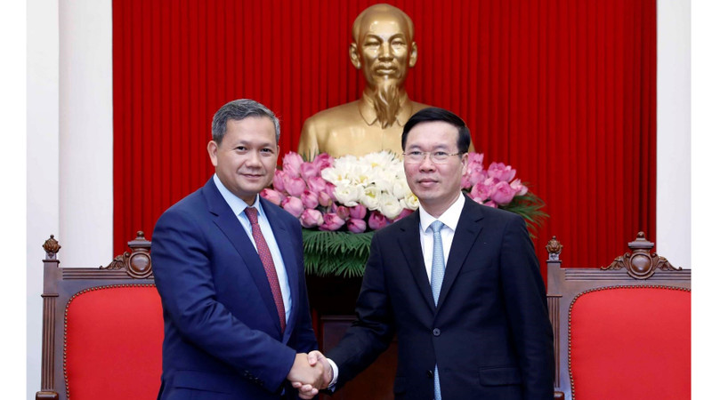 越共中央政治局委员、中央书记处常务书记武文赏与柬埔寨王家军副总司令兼陆军司令洪马内大将。（图片来源：越通社）