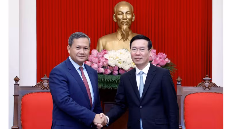 越共中央政治局委员、中央书记处常务书记武文赏与柬埔寨王家军副总司令兼陆军司令洪马内大将。（图片来源：越通社）