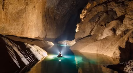 游客在山洞窟里划船探险。