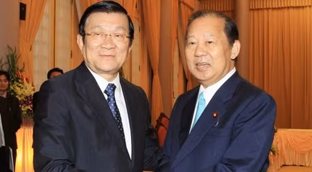 国家主席张晋创会见日本国会众议院预算委员会主席二階俊博。（图片来源：越通社）