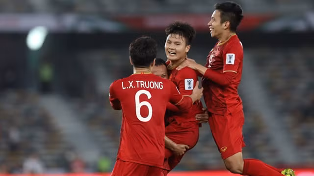 越南队庆祝进球。