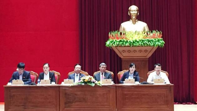 越共中央政治局委员、中央书记处常务书记丁世兄率和平省国会代表团会见选民。