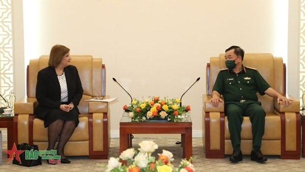 黄春战上将会见埃及驻越南大使阿迈勒·阿卜杜勒·卡德尔·埃尔莫西·萨拉马。（图片来源：人民军队报）